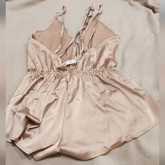 Hey U Sz XS Gorgeous Satin romper - Picture 3 of 4